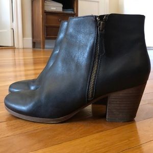 Crown Vintage black leather ankle booties size 8.5